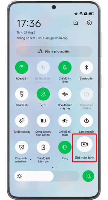 Bước 2: Mở trung tầm điều khiển bằng cách vuốt xuống và chọn Ghi màn hình.